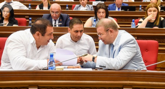Власти в цейтноте: Соратники Царукяна откликнулись на материалы дела об изнасиловании