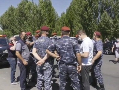 Ծառուկյանի առանձնատան մոտ հարյուրավոր աջակիցներ են հավաքվել, ժամանել են կարմիր բերետավորները