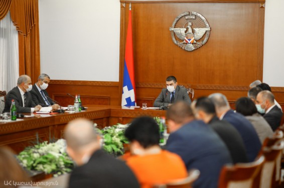 Արցախի նախագահի՝ 2020-2025թթ. գործունեության ծրագրի մշակման աշխատանքները պատշաճ կազմակերպելու նպատակով պետական նախարարն անցկացրել է ընդլայնված խորհրդակցություն
