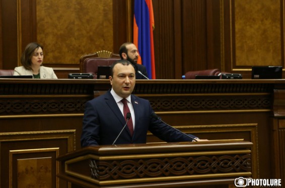 Սա շինծու գործ է, որով փորձում եք ընդամենը մեկ խնդիր լուծել. լռեցնել ՀՀ խորհրդարանական թիվ մեկ ընդդիմադիր ուժին, չի ստացվելու. Վահե Էնֆիաջյանը ելույթը սկսեց «Չեք լռեցնի» պաստառ բարձրացնելով