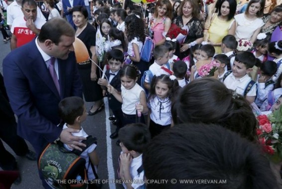 Video.  Տարոն Մարգարյանն ընտանիքի անդամների հետ միասին առաջին դասարան է ուղեկցել որդուն՝ Մուշեղին