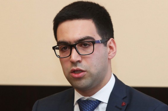 Եթե «մի փոքր» ձայներ չեն հերիքում, կարելի է «մի փոքր կլորացնել» թիվը, որը վկայում է այդ պայքարի մակարդակի մասին. Բադասյան