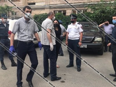 Արտակարգ դեպք Երևանում. բարձրահարկ շենքի մուտքում և բակում հայտնաբերվել են արնանման հետքեր. կա վիրավոր.