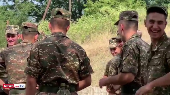 VIDEO: Сын премьер-министра Армении демобилизовался и возвращается домой