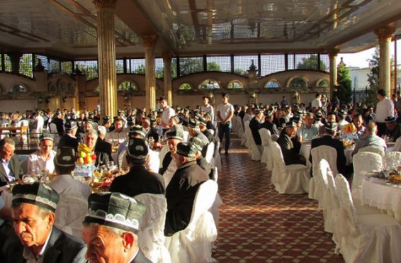 Ուզբեկստանում Քարիմովի հիշատակին փլավ են բաժանում