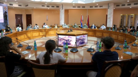 ՀՀ ՊՆ վարչական համալիրում հյուրընկալվել են սփյուռքահայ երիտասարդները