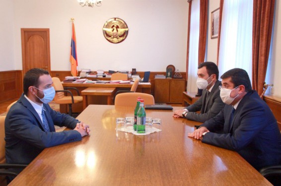 ԱՀ նախագահը և ՀՀ ԱԺ պատգամավոր Մխիթար Հայրապետյանը քննարկել են հայկական երկու պետությունների խորհրդարանների միջեւ կապերի զարգացմանը վերաբերող հարցեր