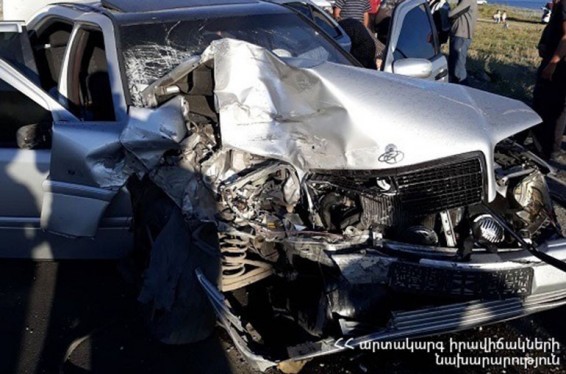 Ծովագյուղ-Վարդենիս ճանապարհին «Mercedes C 180» ավտոմեքենան բախվել է ճամփեզրին կայանված «BMW 535i»-ին. կան տուժածներ