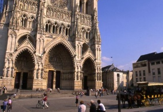 Փարիզի Մայր Աստվածածնի տաճարի մոտ գազի բալոններով մեքենա են գտել