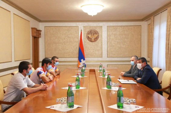 Արցախի նախագահն ընդունել է աշխարհի ռեկորդակիրներ Յուրի և Արթուր Սաքունց եղբայրներին
