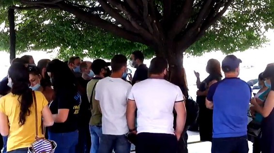 Акция у здания правительства Армении: граждане требуют разрешить им выехать из страны