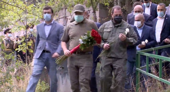 Пашинян возложил цветы к могиле Мхитара Спарапета