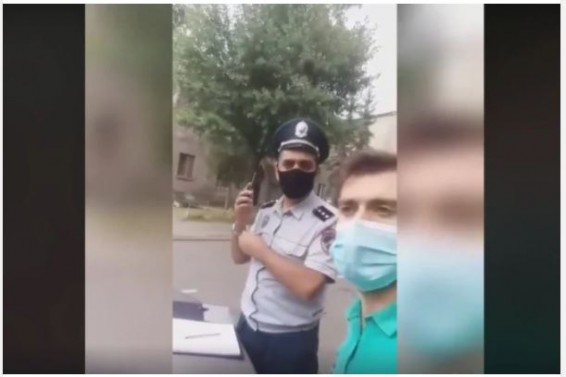 VIDEO: Мужчину в Армении оштрафовали за то, что тот снял маску, когда ел орех. Полицейский утверждает, что орех - не еда