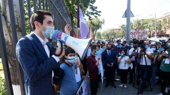 Արայիկ Հարությունյանին միակ պաշտպանողը կմնա Պետրոս Ղազարյանը. Խաժակյան