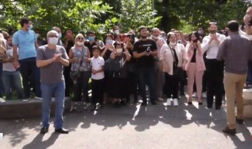Ռոբերտ Քոչարյանի աջակիցները Շենգավիթի դատարանի դիմաց են (ուղիղ)