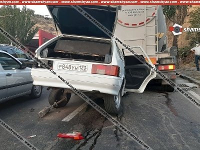 Մյասնիկյան պողոտայում ВАЗ 21099-ը մեծ արագությամբ բախվել է КамАЗ-ին, ապա մխրճվել ցեմենտատարի մեջ