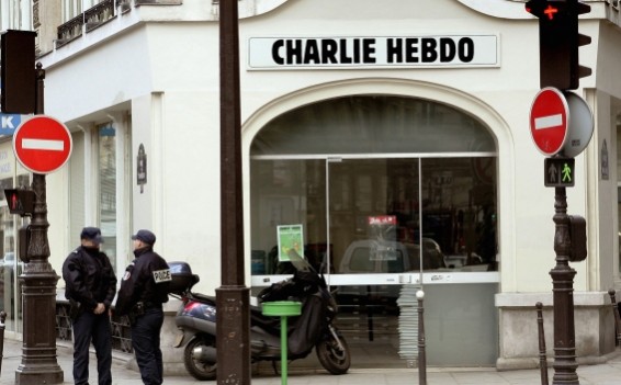 В Париже нескольких человек ранили у бывшего здания Charlie Hebdo