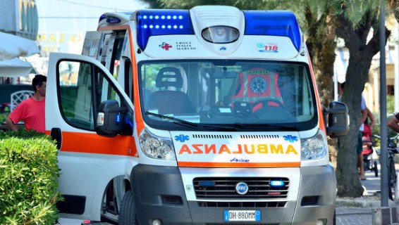 На Сардинии автомобиль врезался в толпу, десятки человек пострадали