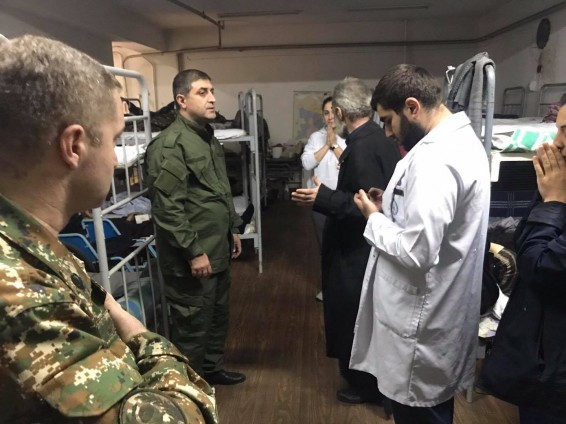 Карабахский архиепископ Паргев Мартиросян навестил раненых солдат