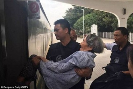 Photo. Չինաստանում ոստիկանը 1 կմ գրկած տեղափոխել է տատիկին