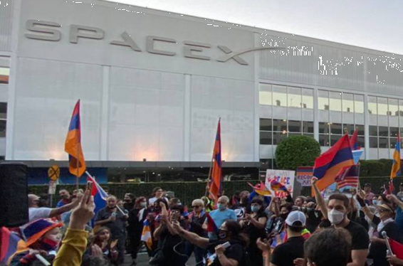 Հայերը SpaceX-ի կենտրոնակայանի դիմաց ցույցով պահանջել են չեղարկել Թուրքիայի հետ գործարքը