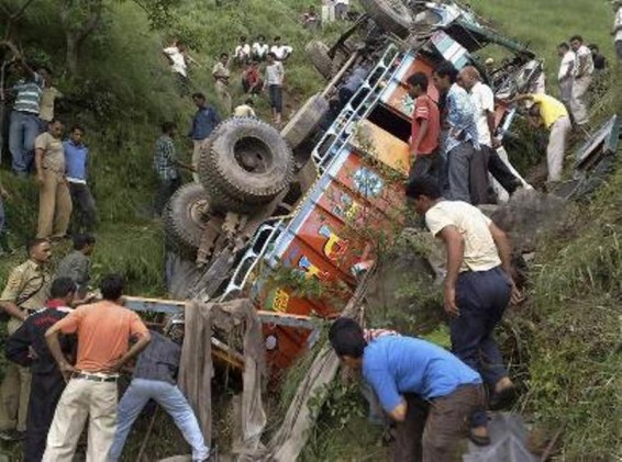 Հնդկաստանում ութ մարդ զոհվել է ավտոբուսի` 200 մ խորությամբ ձորն ընկնելու հետեւանքով