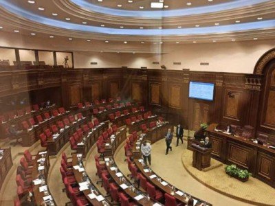 Եթե 2021-ի բյուջեի նախագծի քննարկումն այդքան կարեւոր է, ինչու է դրան «Իմ քայլից» ընդամենը 10-11 պատգամավոր մասնակցում