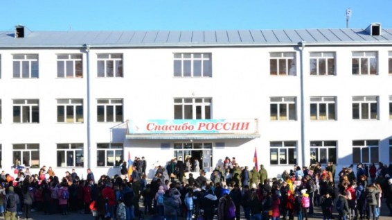 Ստեփանակերտում բացվեց առաջին դպրոցը, երեխաները եկել էին Պուտինի ու Շոյգույի նկարներով․ Tass