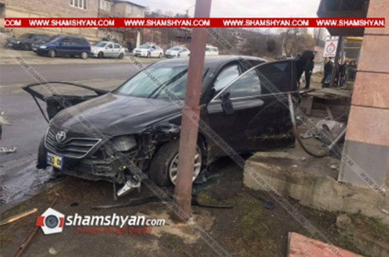 Վանաձորում բախվել են Toyota Camry-ն, Mercedes Sprinter-ն ու Volkswagen Golf-ը. 2 մարդ հոսպիտալացվել է․ shamshyan.com