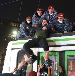 «Грапарак»: Сотрудникам Полиции Армении к концу года обещали премии