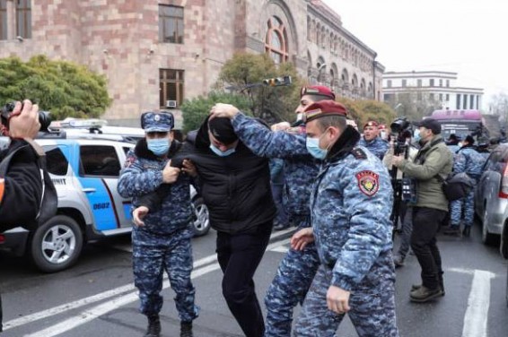 Ոստիկանները Կառավարության շենքի մոտից բերման են ենթարկել 42 ցուցարարի. ակցիան ավարտվել է