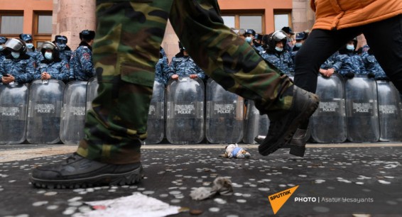 В Ереване протестующие перекрыли дорогу, ведущую к зданию Минобороны