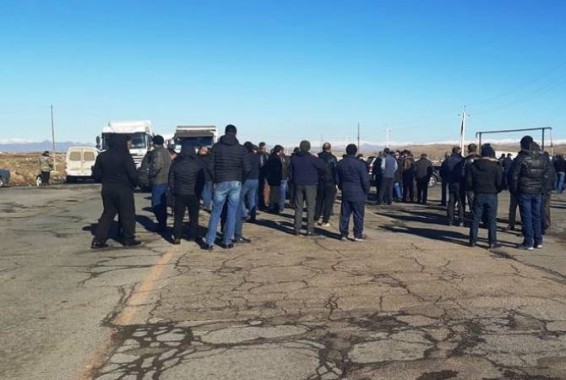 Ширакцы, перекрывшие автодорогу Ереван-Гюмри, требуют вернуть своих родных из плена