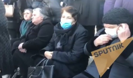 Матери воинов, павших в первую карабахскую войну, перекрыли путь к Ераблуру