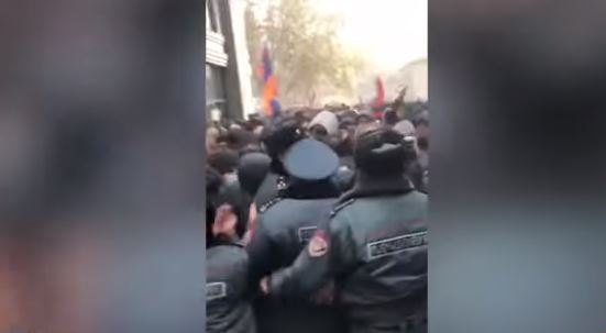 У здания Минобразования Армении произошла стычка между полицейскими и сторонниками отставки Пашиняна