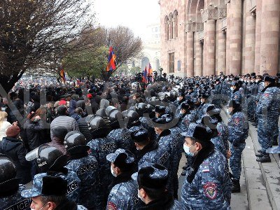 Կառավարության աշխատողներին թույլ չտվեցին դուրս գալ շենքից