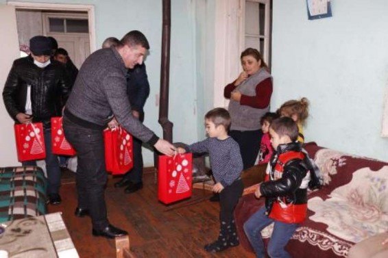Գեղարքունիքի մարզպետն այցելեց Արտանիշում ապաստանած արցախցի բազմանդամ ընտանիքին