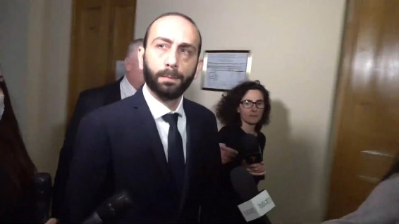 Спикер парламента Армении отказался отвечать на вопросы журналистов
