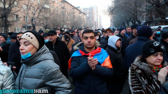 Լսի՛ր, շիշ բռնող, դու միշտ ոստիկանների հետևում թաքնված ես լինելու. քաղաքացի