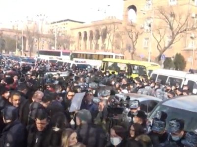 Участники акции протеста в Ереване перекрыли перекресток проспектов Баграмяна и Маштоца