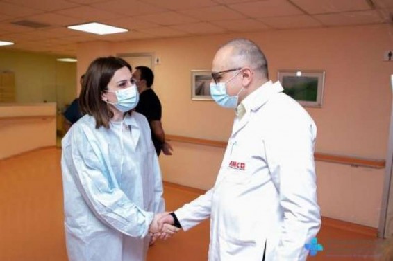 Առողջապահության նախարարը տեսակցել է «Աստղիկ» ԲԿ-ում բուժում ստացող վիրավոր զինվորներին