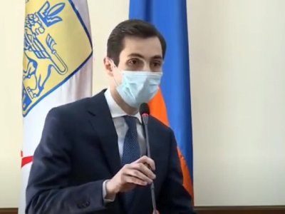 Ես սա համեմատում եմ ռեստորանում սպասարկման հետ. մատուցողը մոտենում է, բայց ժամերով պատվերը չի գալիս. Խաժակյան