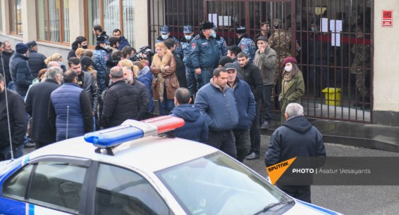 Участники войны провели акцию протеста перед зданием Министерства обороны Армении