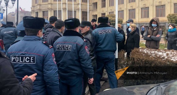 Полиция расследует потасовку во время митинга сторонников Пашиняна в Гюмри