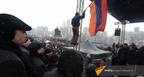 Экс-министр обороны Армении призвал армию присоединиться к народным акциям протеста