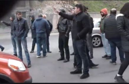 В разных частях Еревана утром прошли акции неповиновения