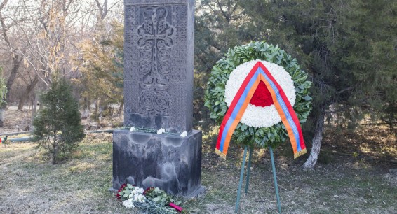 Венки у могилы и памятника Спарапету: президент Армении почтил память Вазгена Саркисяна