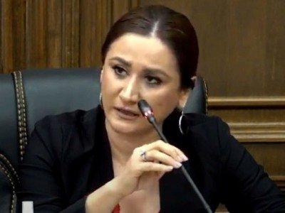Առաջին անգամ քաղաքական գործիչների տան մոտ ծաղկեպսակներ դրվել են 2008-ին՝ Լ.Տեր-Պետրոսյանի տան մոտ.«Իմ քայլի» պատգամավոր