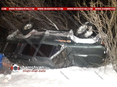 Ճանապարհի մերկասառույցի պատճառով Isuzu-ն դուրս է եկել ճանապարհից, բախվել ծառերին եւ կողաշրջվել. կան վիրավորներ