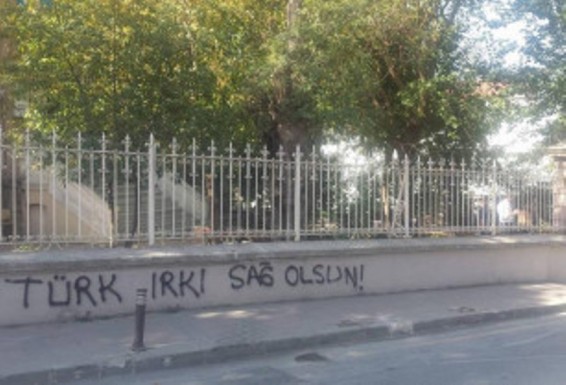 Ստամբուլի հայկական Քալֆայան վարժարանի մոտ թուրք ազգայնականները ռասիստական բնույթի գրություններ են թողել